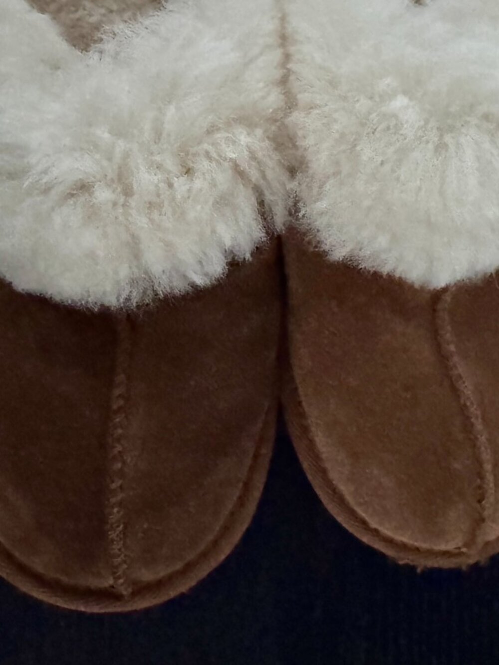 UGG Scuffette II Girls Chestnut Suede Sheepskin Slippers, Size 4,Great Condition - Picture 6 of 6